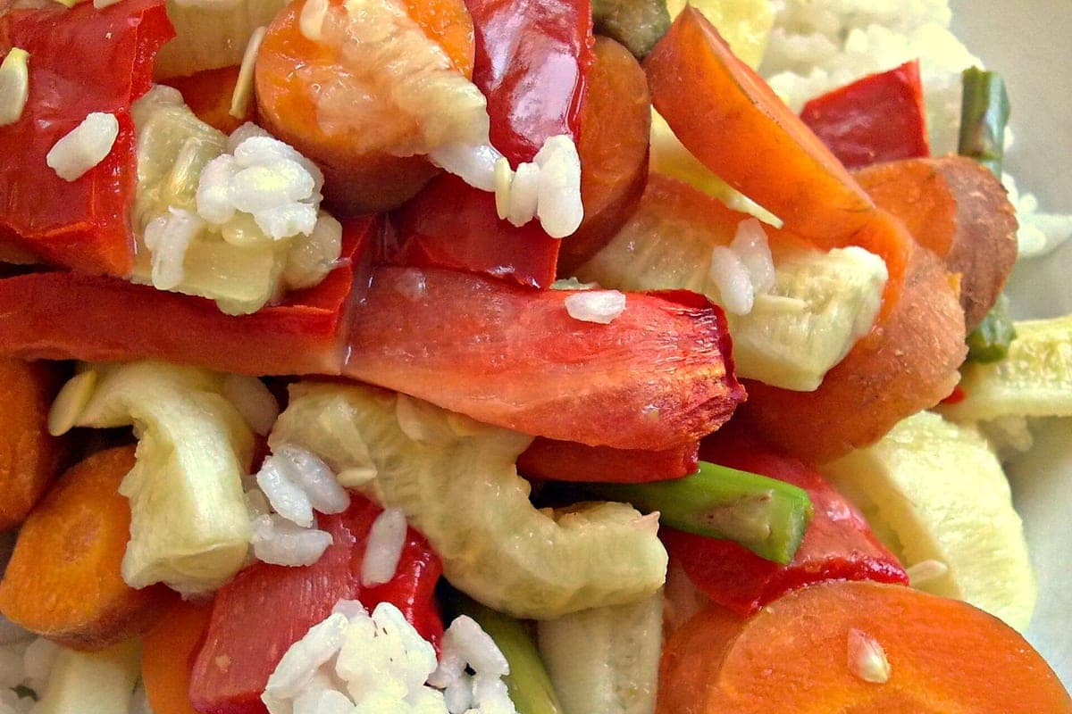 Arroz blanco con verduras