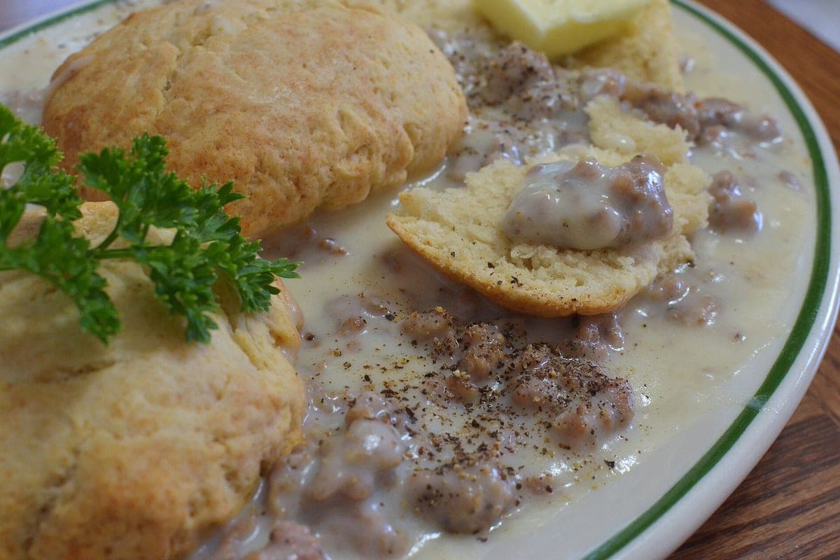 Biscuits con gravy de salchicha