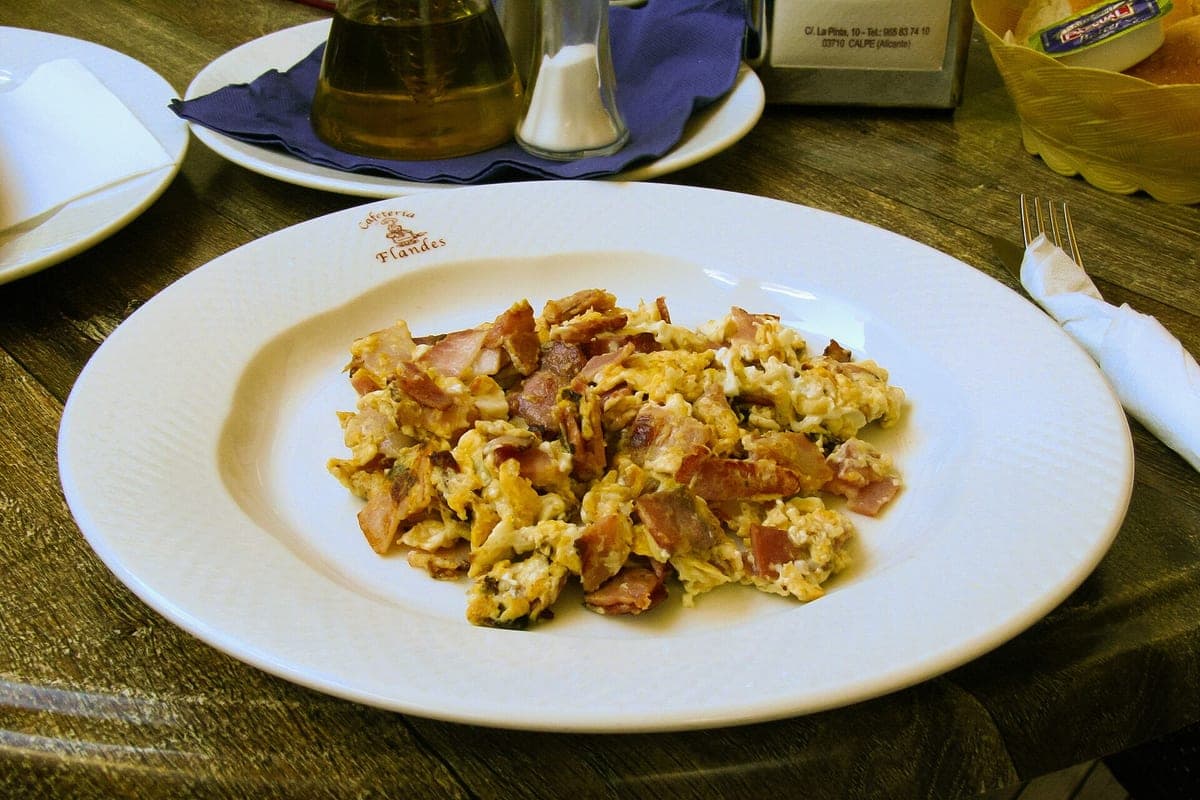 Huevos revueltos con bacon